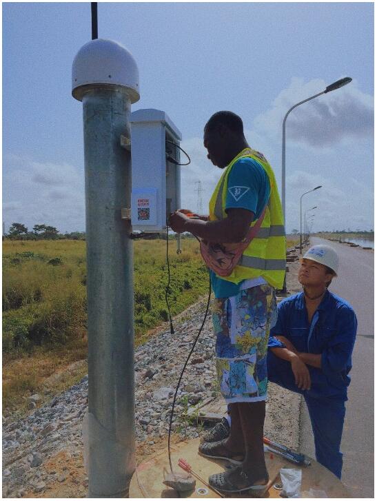 工人在觀測墩上搭建觀測站，這樣的觀測站共有11個